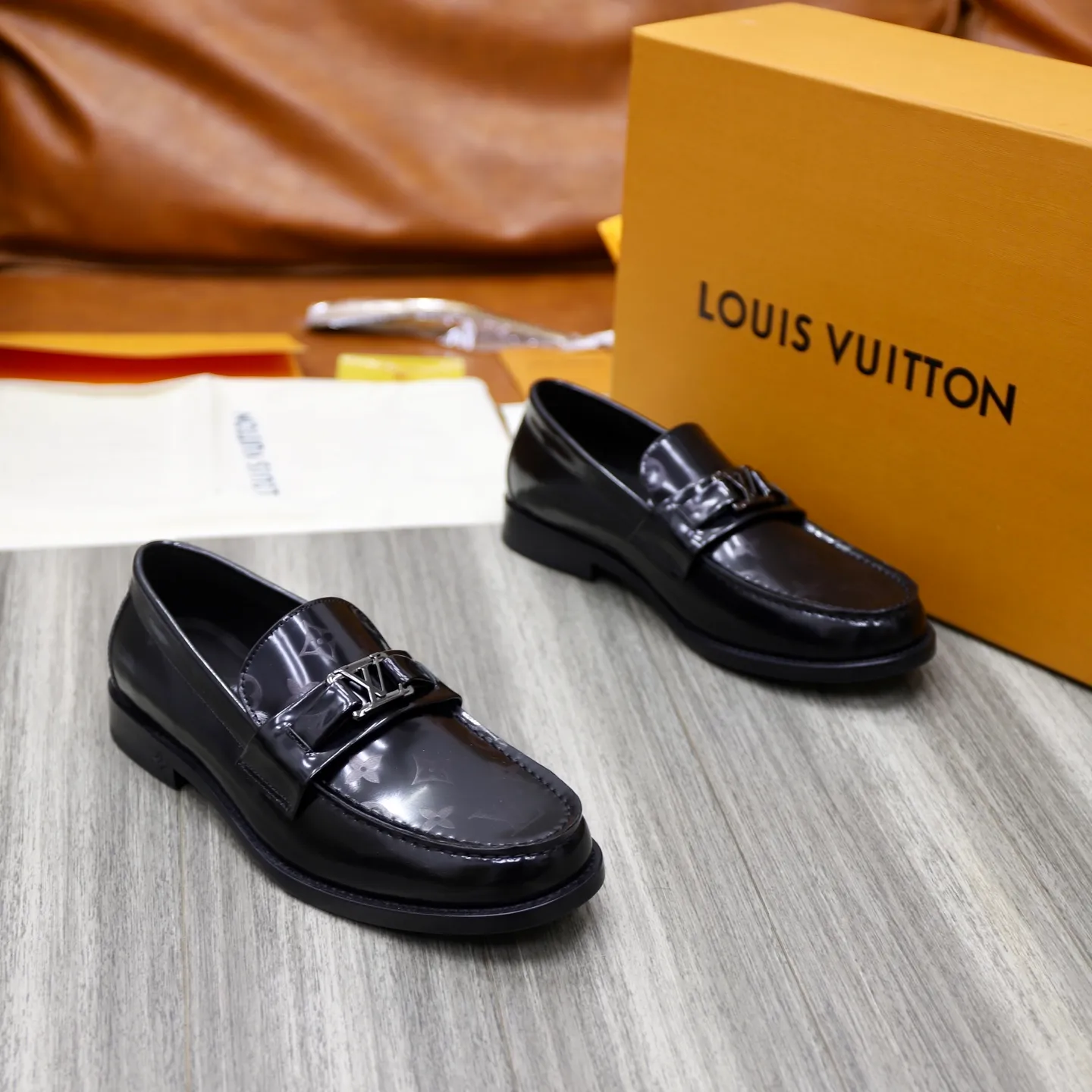 Men's shoes 💰: 💰900LV Louis Vuitton slip-on loafers, top quality products produced in Dongguan, ready for sale! This LV Glove loafer is made of selected soft cowhide, with a slightly wrinkled leather surface and a very high-end texture. Each pair is unique. The leather surface is light and soft, with a fine texture and good luster. It is a classic loafer style, with exquisite handmade mark stitching on the toe, and a square toe configuration to highlight the classic style. The horizontal band has hot-printed LV three-dimensional letters, semi-solid handcrafts and a genuine leather outsole, and a rubber patch on the heel to create wear-resistant performance and comfort. One of the must-have loafers for men! Comes with full original packaging! Code number: 38-39-40-41-42-43-44 (38, 45, 46 customized) standard leather shoe code